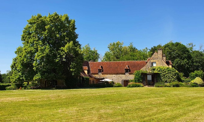 Sarlat-la-Caneda House | Elegant Manor House for 13 with Pool and Tennis Facilities