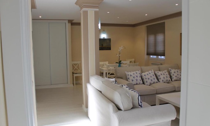Leon Apartment | Explore León on Foot: Child-Friendly Stay with Top Reviews