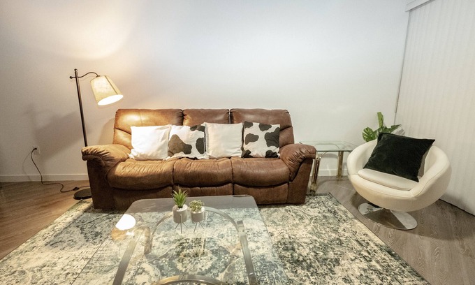 Hyde Park Condo | Convenient Stay: Steps to UT with Pool and Breakfast