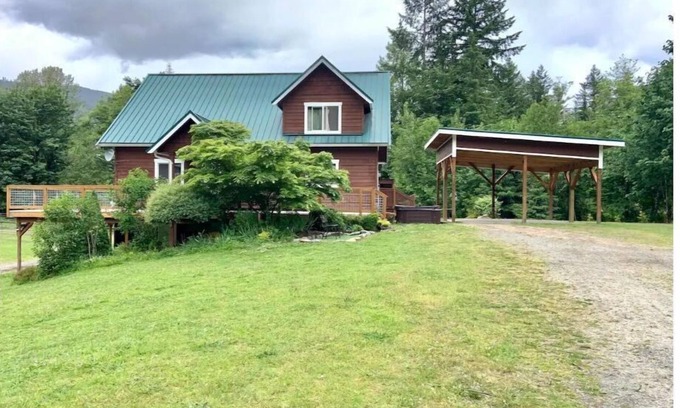 Glacier House | Relax at Mt. Baker with Spa, Hot Tub & Pet-Friendly Options