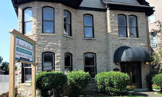 Uniontown Apartment | Experience the Brownstone Flat of Uniontown, Rated 10/10