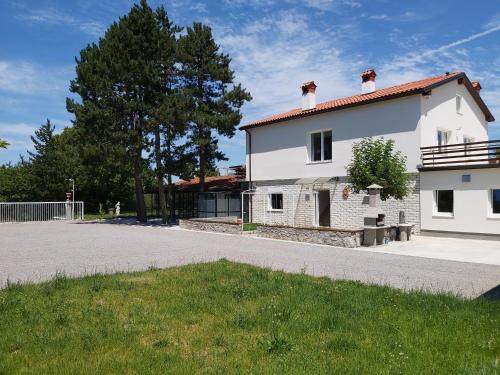 Matavun Apartment | Coastal Escape at Vila Srebrna in Divača with Ocean View