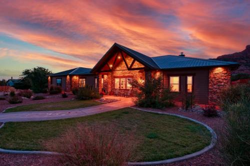 Kanab House | Dive Into Adventure Large Luxury Family Home in Kanab Pool Slide and Hot Tub