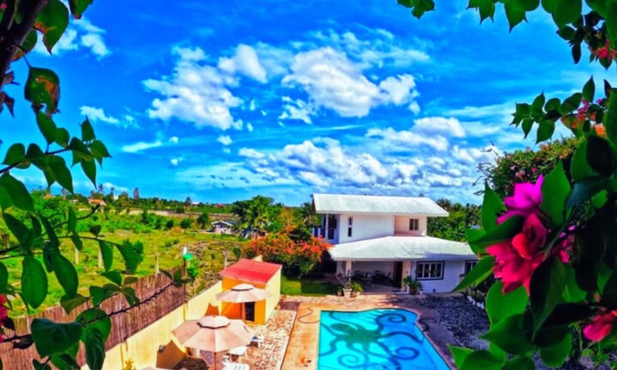 Basdiot Cabin | Budget-Friendly Divers Lodge Plumeria with Pool and Breakfast