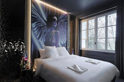 Carrieres-sur-Seine Apartment | Divine Couture - Suite Victoire