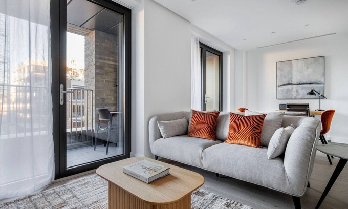 Clerkenwell Apartment | Modern Farringdon 1BR with Pool & Gym, Close to Dining