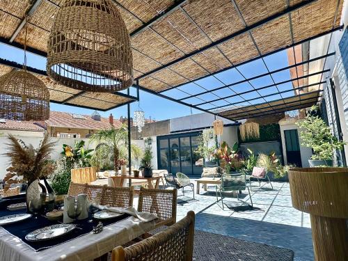 Couronne Urbaine Apartment | Enchanted Escape: Divine Idylle with Jacuzzi & Terrace