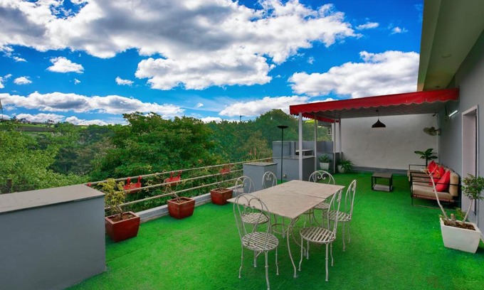 Noida Hotel | Cozy Divine Inn: Ideal Stay Near Sector 51 Metro Station