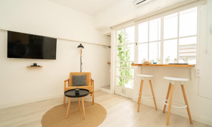 Palermo Apartment | Bright Studio with Balcony - Guest Rated 10/10 Experience