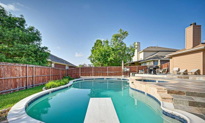 Southeast Arlington House | DIVING POOL & HOT TUB for your family w/Full Setup