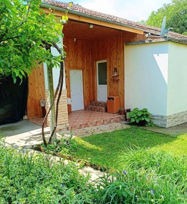 Krushuna House | Inviting Stay at Divna Guest House with Pool & Breakfast