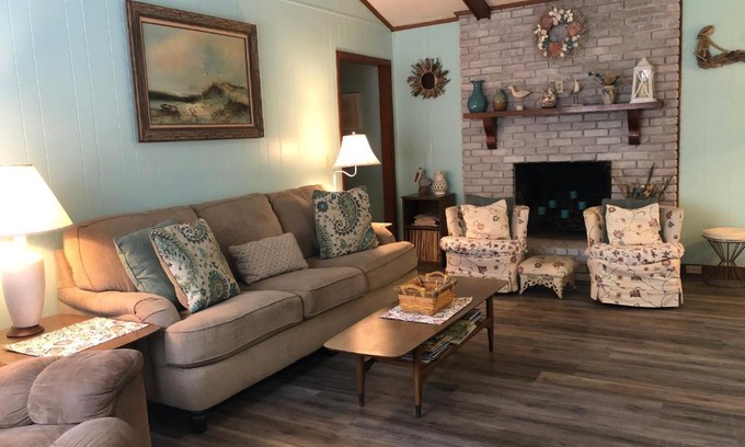 Jekyll Island House | Relax at DIXIES RETREAT with Pool Access and Comfort