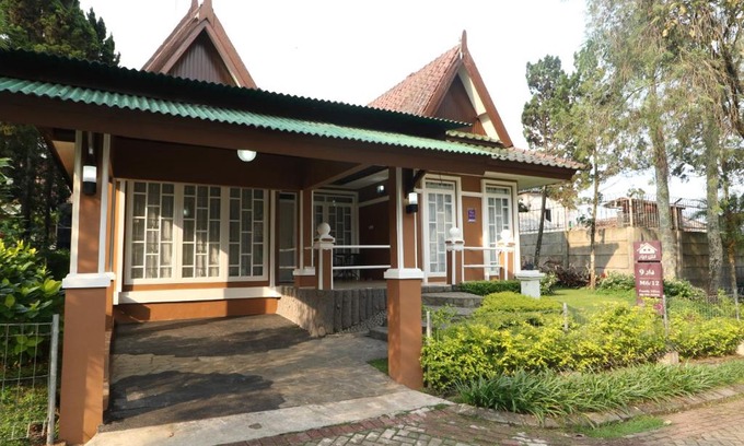 Cipanas Villa | Discover Diyar Villas Puncak: Pool, Restaurant & Family Fun