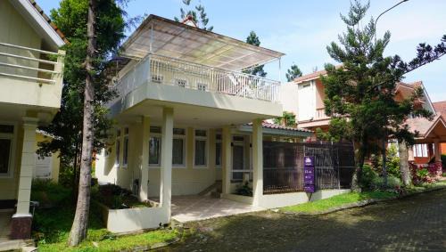 Cipanas Villa | Discover Diyar Villas Puncak R7-3: Family-Friendly Retreat