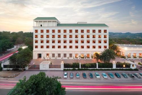 DLF Phase 3 Hotel | Discover DLF City Club 3: Family-Friendly with Pool Access