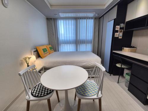 Seongnae-dong Apartment | Yolo House: Guest Rated 9/10 with Family-Friendly Amenities
