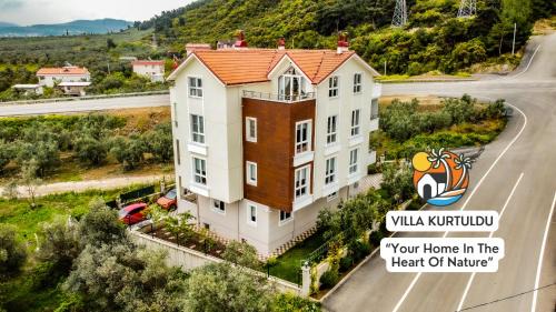 Gemlik Apartment | Your Nature Retreat: Oceanfront Escape with Beach Access