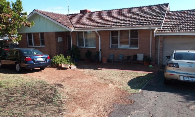 Carey Park House | Cozy Do Drop Inn: Family-Friendly with Breakfast Included