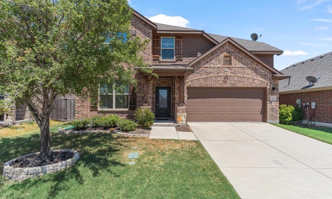 Little Elm House | Family-Friendly Hotel with Pool and Kitchen Amenities
