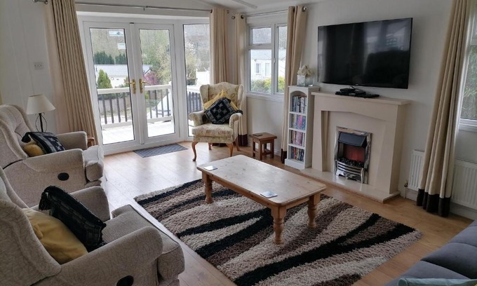 Hastings Cabin | Stylish Comfort Awaits at Oak Lodge - 4-Star Retreat