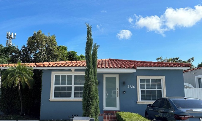 West Little Havana House | Discover R and R Hostal: Your Ideal Miami Getaway