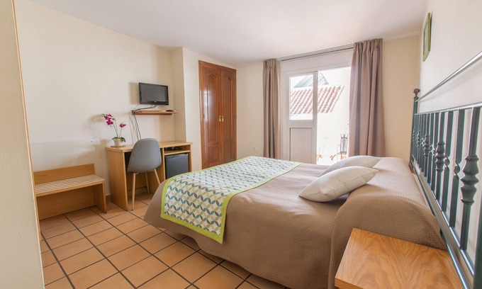 Marbella City Centre Hotel | Cozy Doble Cama Matrimonio with Breakfast & Family Amenities