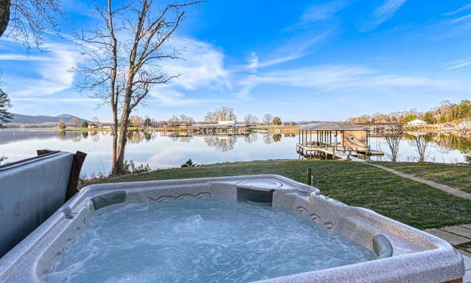 Huddleston House | Kid-Friendly Getaway at Doc Side with Hot Tub Relaxation