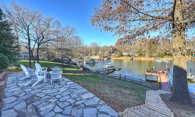 Westport House | Experience Dock Days by AvantStay: Pool & Lake Views Await