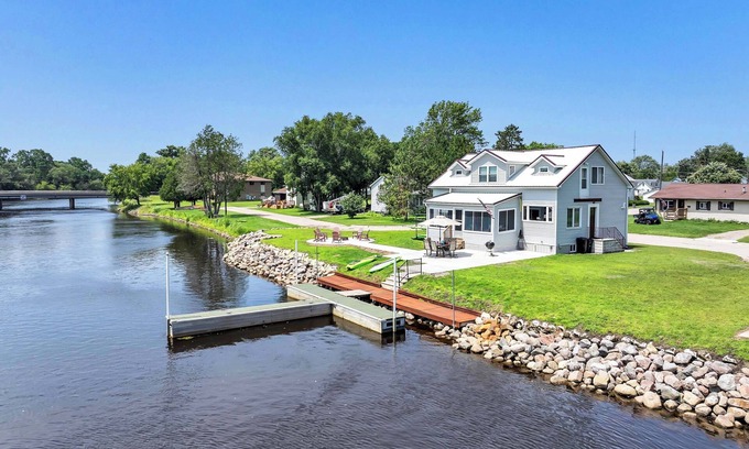 Oconto House | Riverside Retreat: Kayaks, Bay Access & Pet-Friendly Fun!