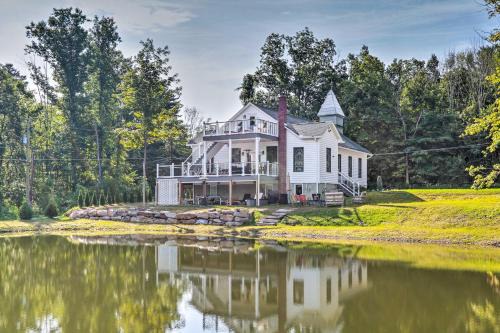 Brodheadsville Villa | Scenic Saylorsburg Villa with Dock & Spa Near Skiing