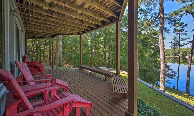 Jones Mills House | Idyllic Lakefront Hot Springs Retreat with Dock & Kayaks