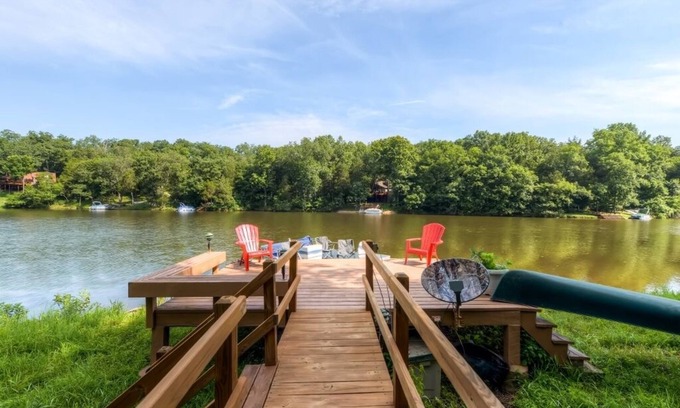 Innsbrook Cottage | Tranquil Lakefront Cottage with Dock & Resort Amenities