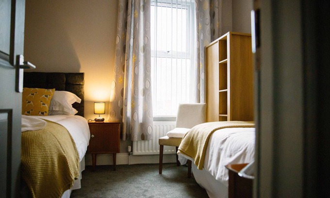 Gateshead Apartment | Discover Docker's Digs: Family-Friendly Stay with Breakfast