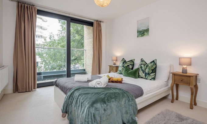 Rotherhithe Apartment | Experience Docklands: Prime Apt Near Station & Attractions