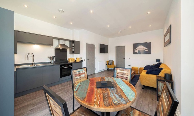 Dundee Apartment | Dockside: Quay Views with Family-Friendly Amenities