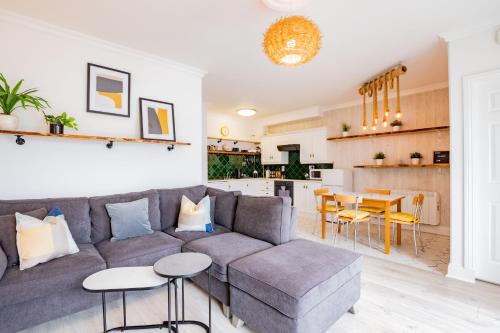 Galway City Centre Apartment | Dockside Haven - Free Parking
