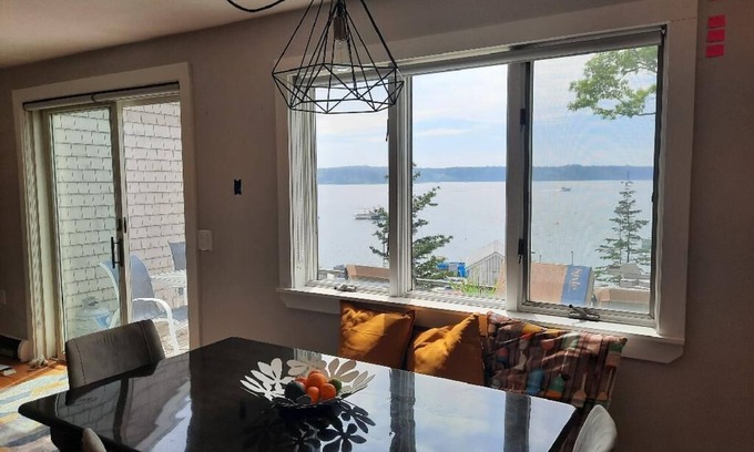 Cushing House | Idyllic Dockside Retreat with Family-Friendly Amenities