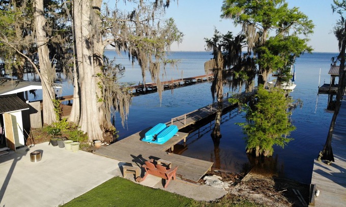 Lake Waccamaw House | Experience Docktails Cabana: Steps from Water with Outdoor Fun