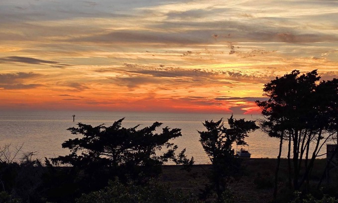 Ocracoke Cottage | Inviting Family Cottage with Pamlico Sound Views & Breakfast