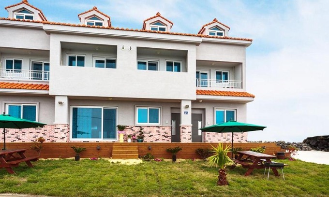 Seongsan House | Beautiful Dodam Dodam Pension with Private Beach Access