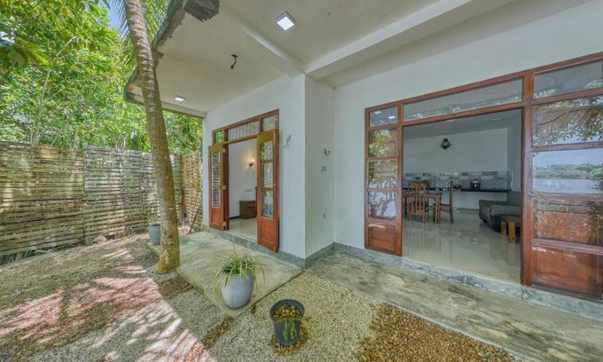 Hikkaduwa Villa | Cozy Dodanduwa River Face Villa: Family-Friendly Escape
