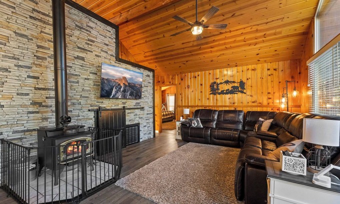 Mi-Wuk Village Cabin | Pet-Friendly Mi-Wuk Hideaway with Fast WiFi & Pool Access