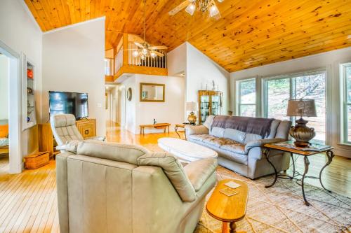 Clarkesville House | Family-Friendly Retreat at Doe Heights Chalet with Great Reviews
