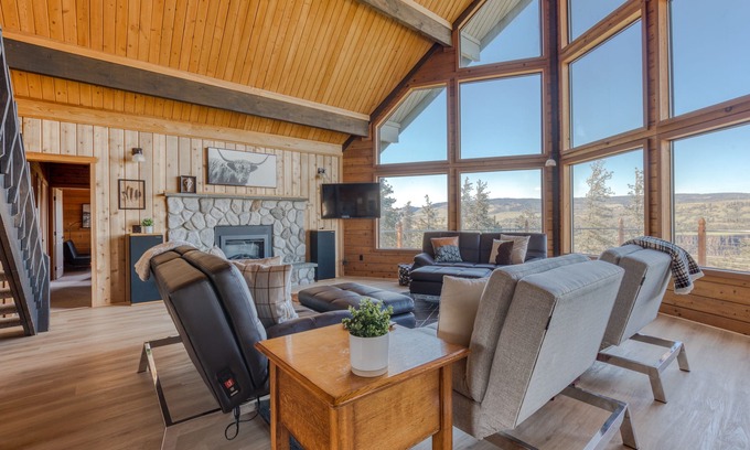 The Dalles House | Dog-Friendly Home with Gorge Views & Relaxing Hot Tub