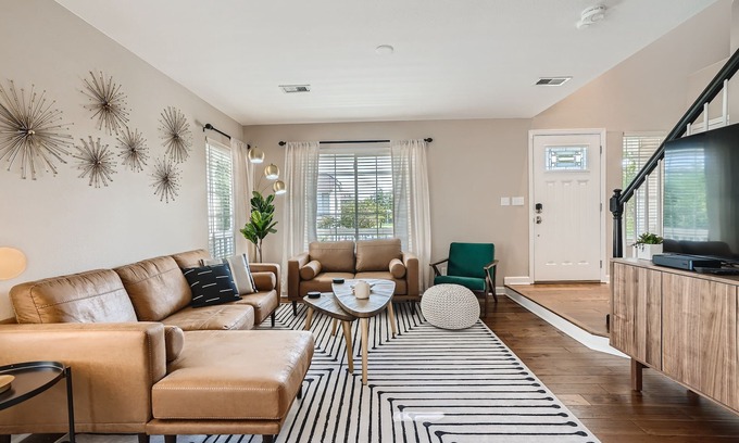 Broomfield House | Outstanding Pet Friendly 3BR Retreat with Outdoor Space