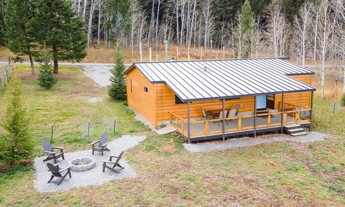 Island Park House | Red Rock Inn: Serene Lakeview Retreat, Dog Friendly Escape