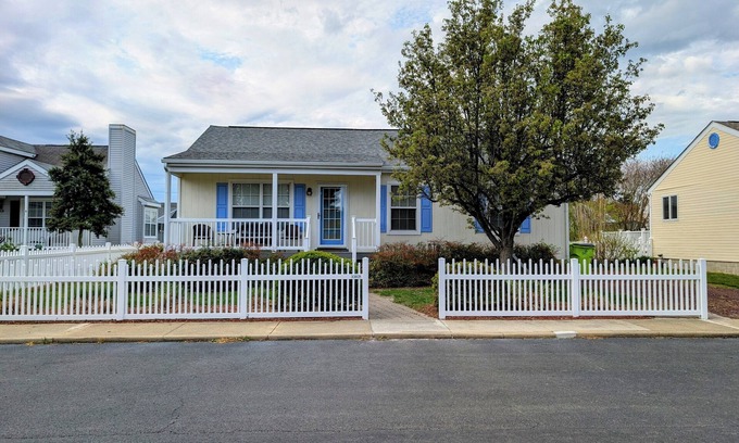 Clearwater House | Pet-Friendly North Hampton Hotel with Pool in Clearwater
