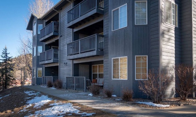 Estes Park Condo | Pet-Friendly Retreat: Steps from Downtown with Top Amenities