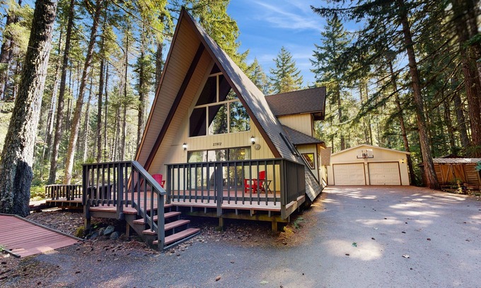 Welches Cabin | Pet-Friendly A-Frame Cabin with Hot Tub Near Skiing