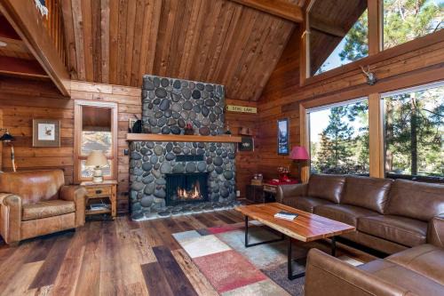 Sunriver House | Pet-Friendly Oasis Steps from Tubing & SHARC with Nectar Bed